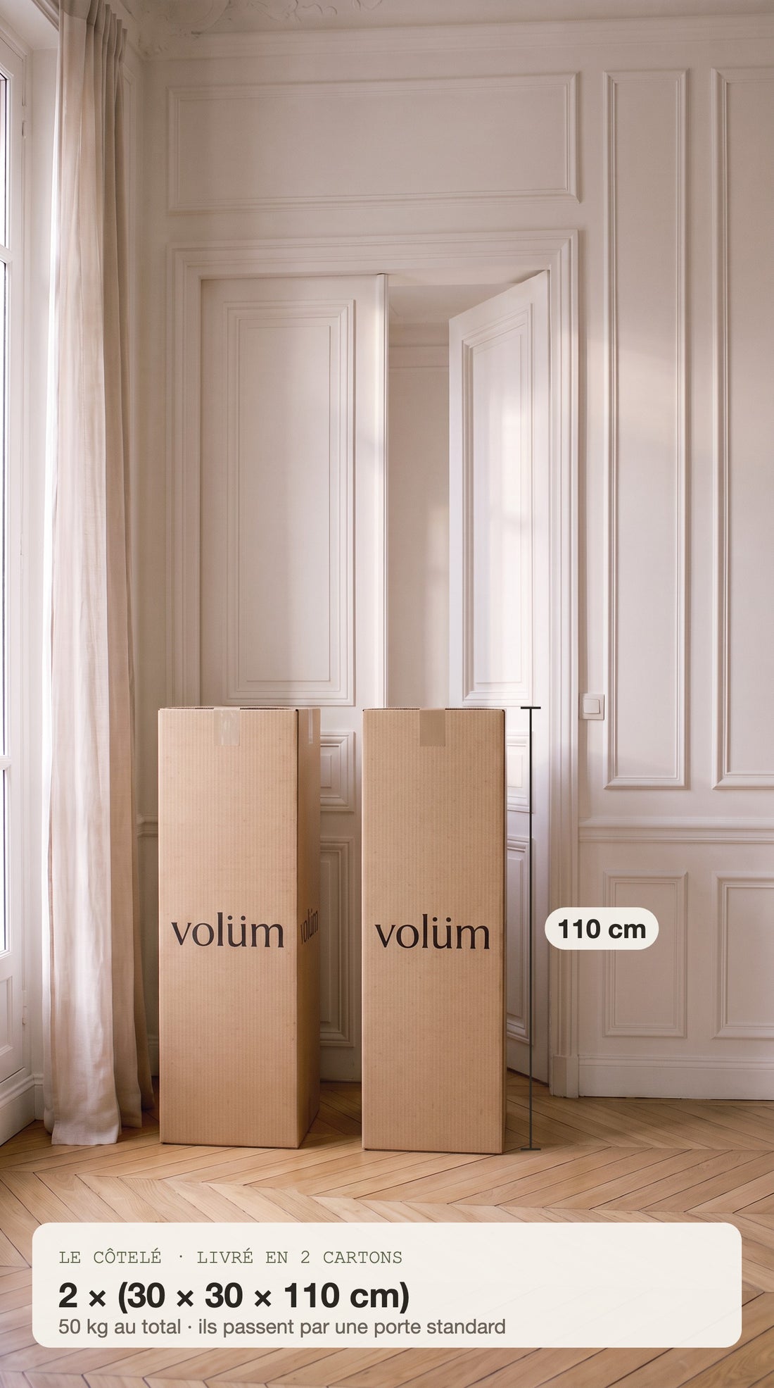 Les 2 cartons du Côtelé, 30 × 30 × 110 cm chacun, posés à côté de la porte du salon